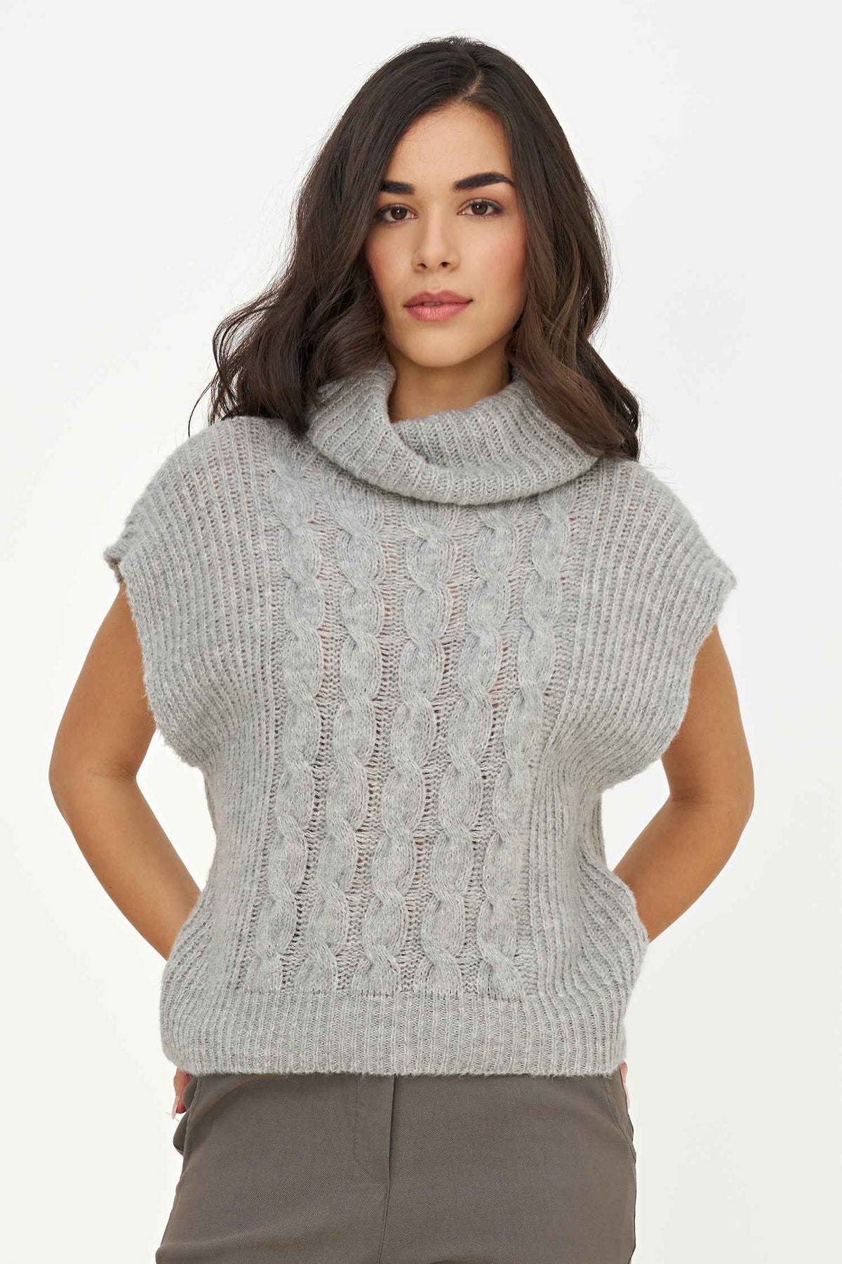 Women's Cable-Knit Turtleneck Sleeveless Sweater