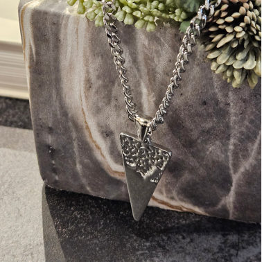 AAMADU Silver (White Gold): Silver Power Chain with Textured Triangle Pendant