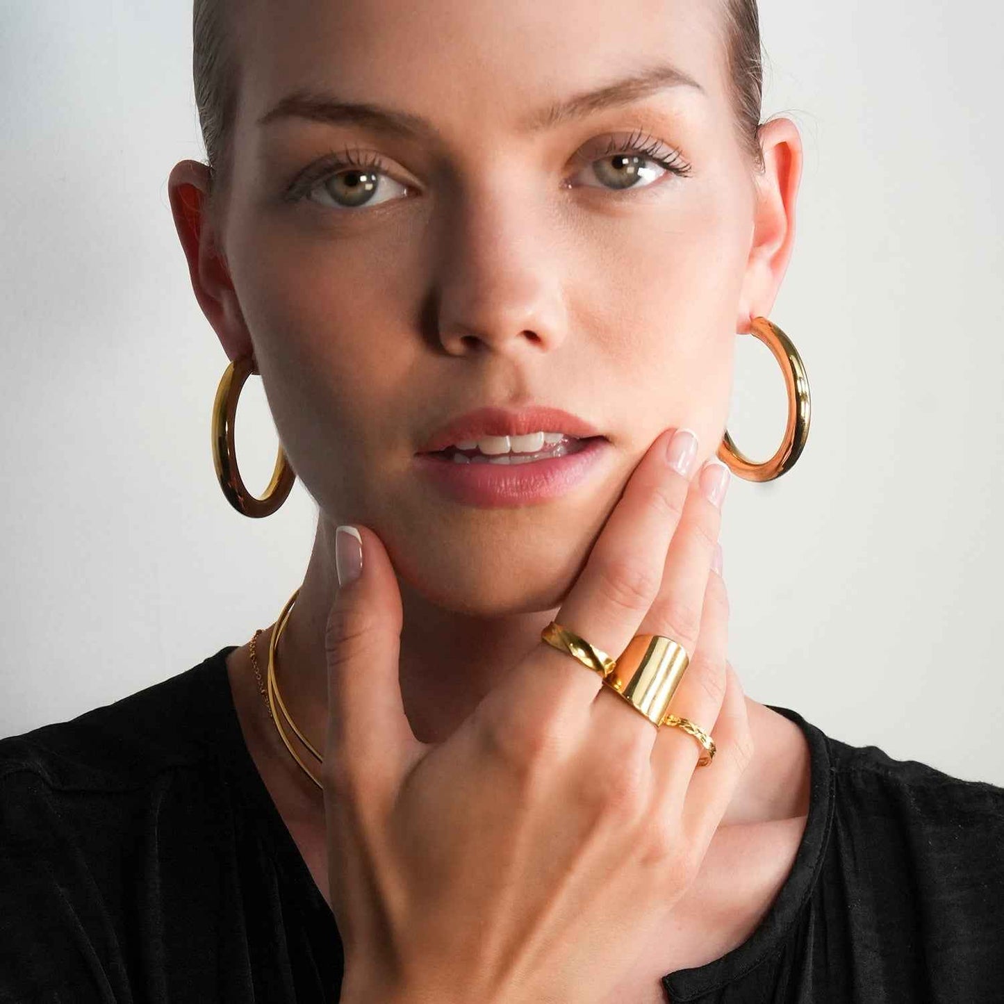 BOBOYI Gold: Mid Width Smooth Finish Effortless Day-to-Night Hoops