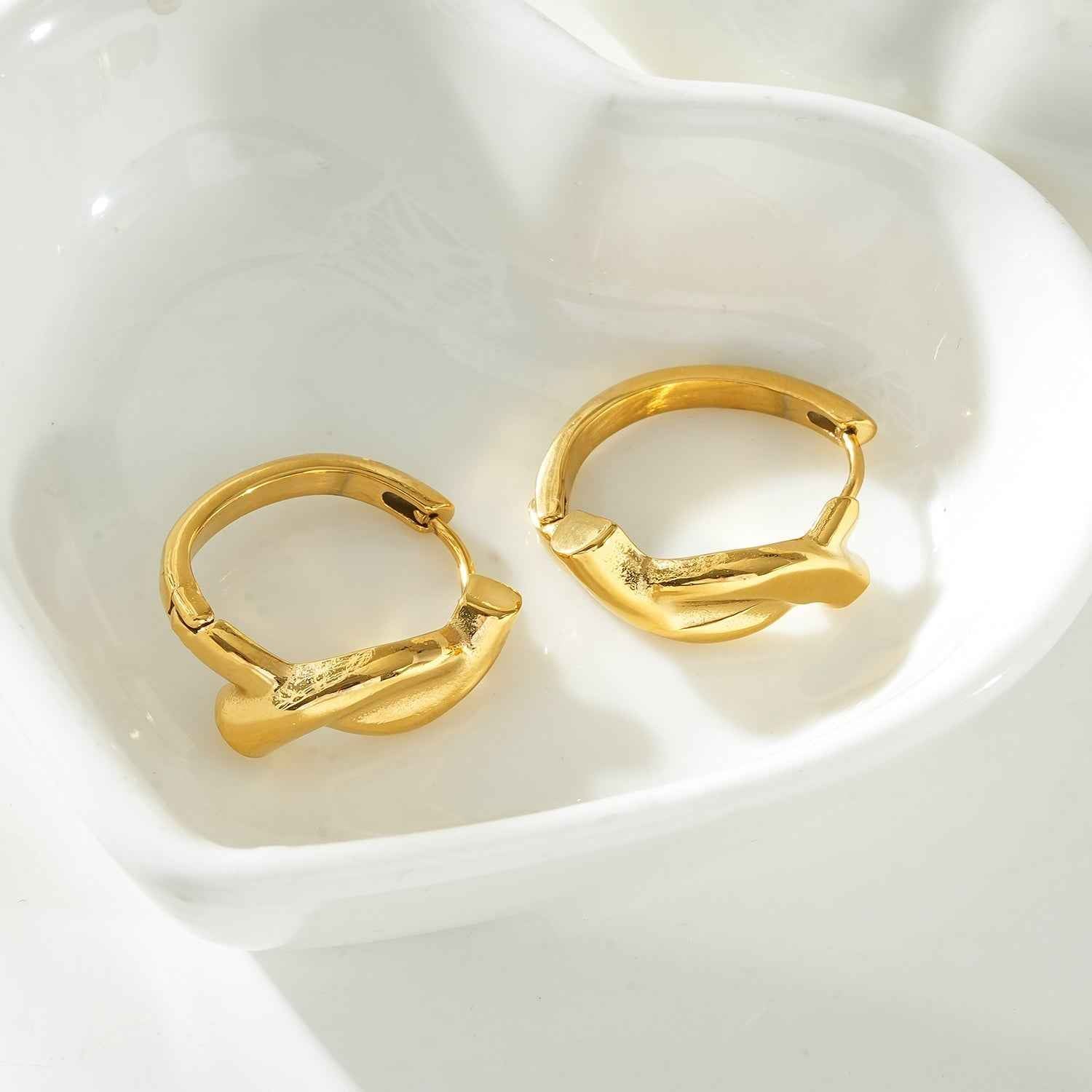 SIYAMI Gold: Sculpted Wave Hoop Earrings