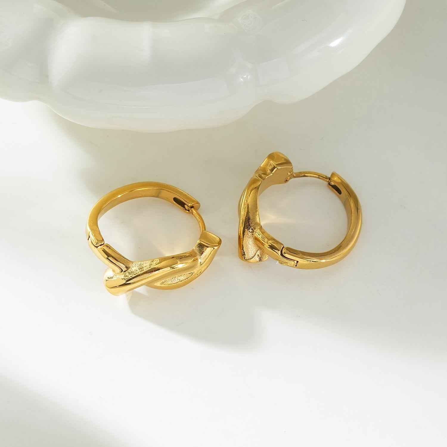SIYAMI Gold: Sculpted Wave Hoop Earrings