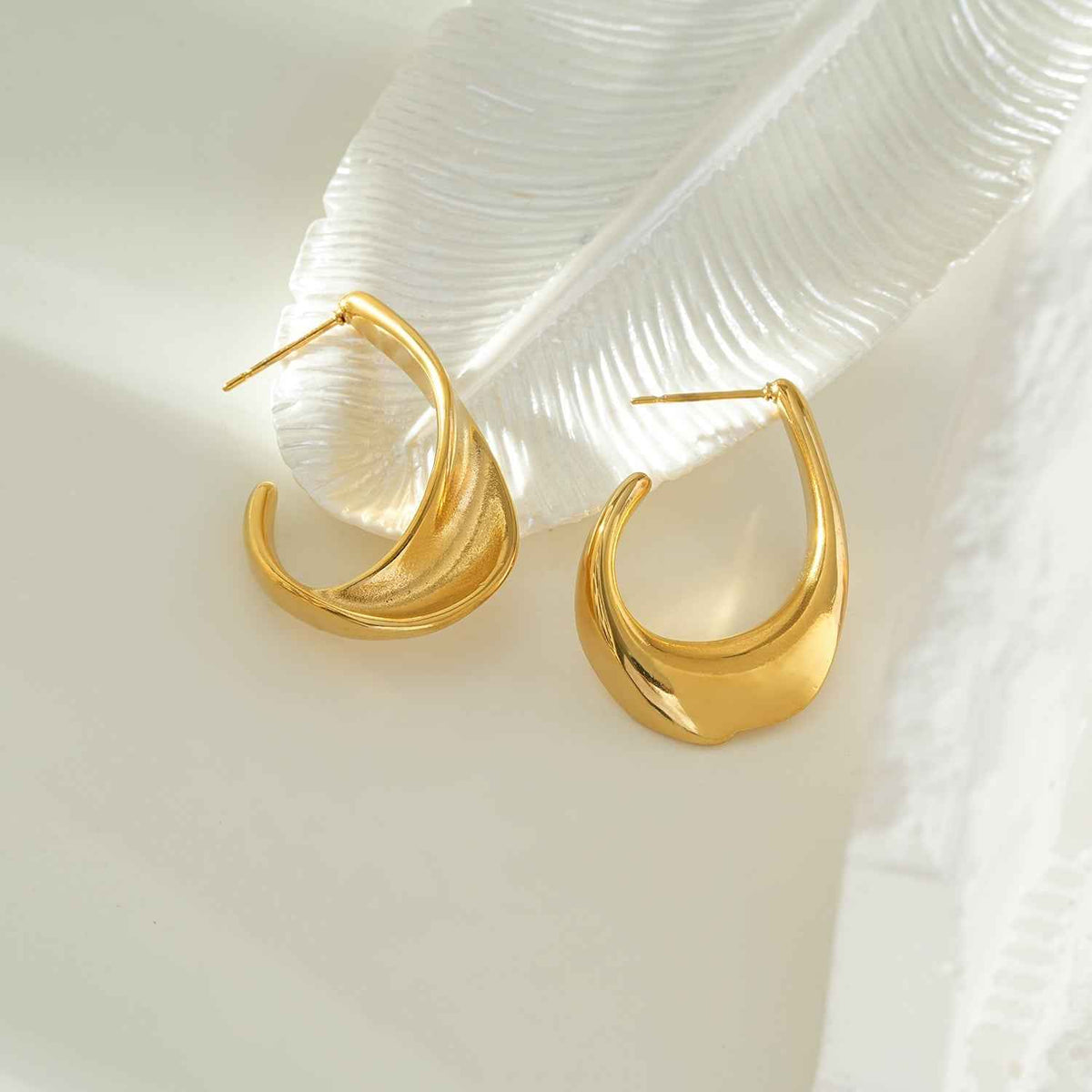 FLIRTA Gold: Vintage Art Deco–Inspired Architectural Hoop Earrings