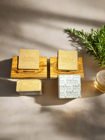 Zirbenholz-Olivenölseife | Holzig duftende Gesichts- & Körperseife mit sanftem Peeling | Bio- & Naturseife