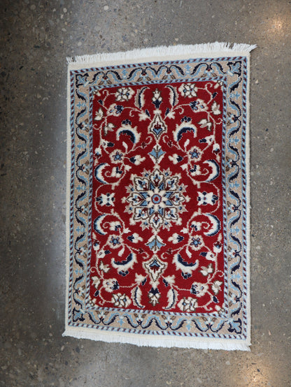 Persischer Nain Teppich | 1' 10" x 2' 11"