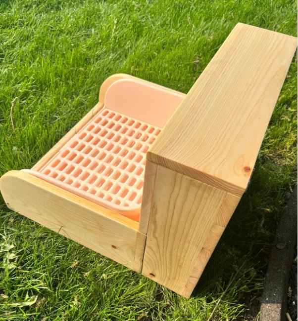 Rabbit Hay Feeder, Litter Box & Mesh Grate