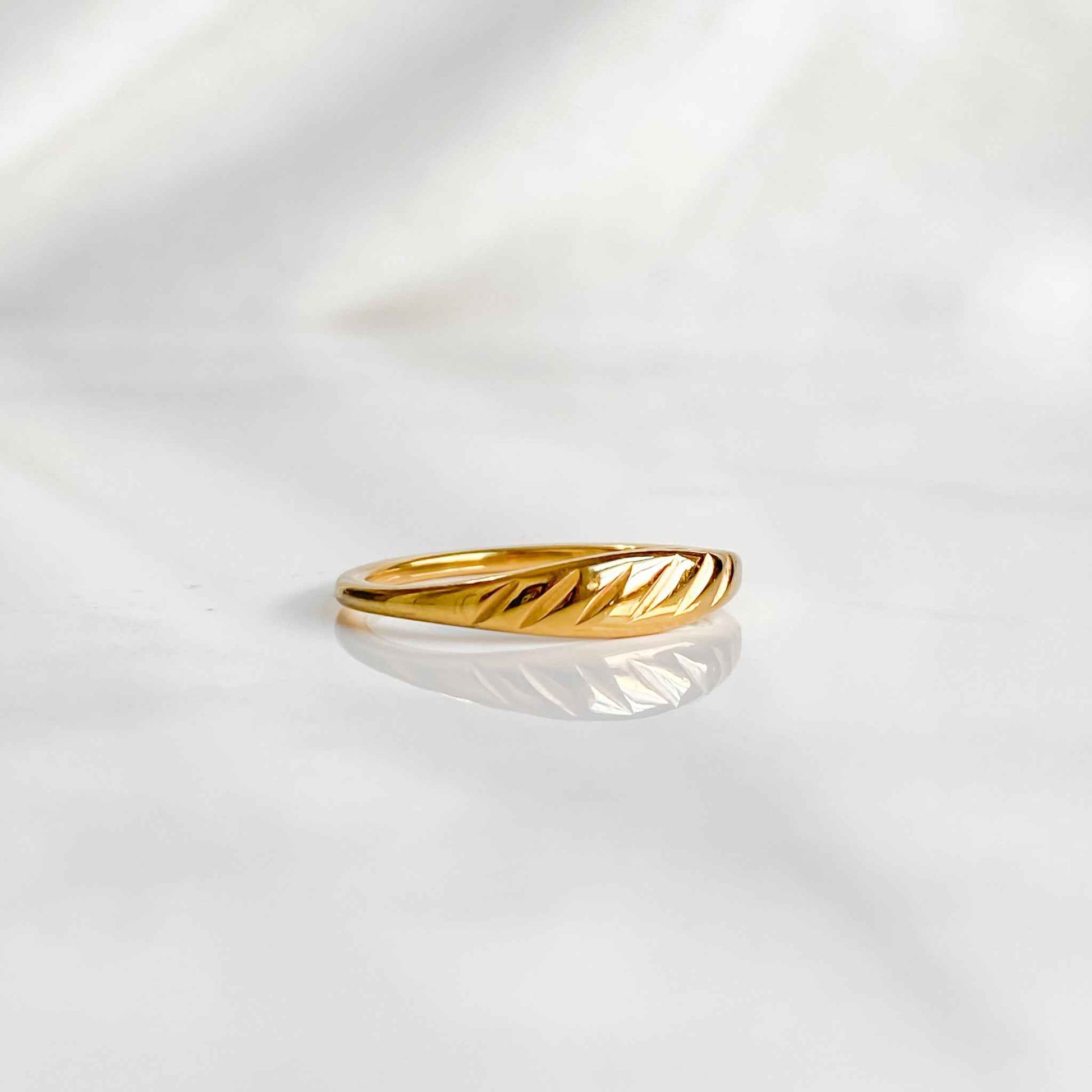 Bague dorée pour femmes en acier inoxydable plaqué or 18K | CÉRÈS
