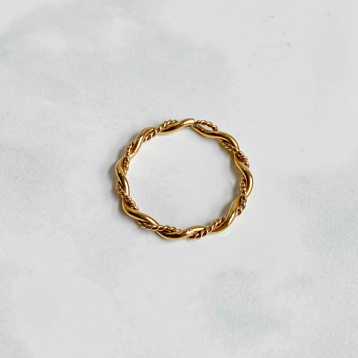 Bague torsadée en acier inoxydable plaqué or 18K | RHÉA