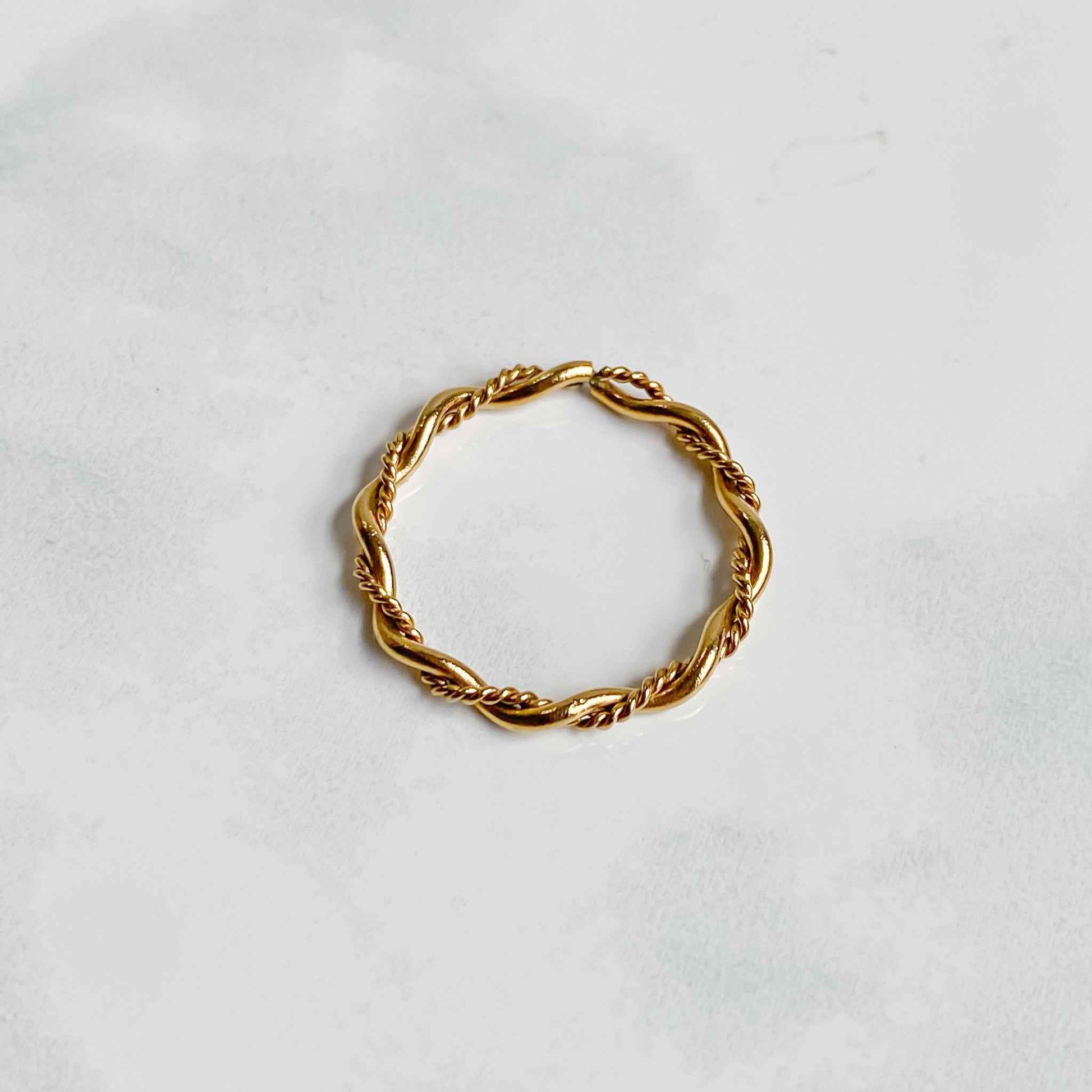 Bague torsadée en acier inoxydable plaqué or 18K | RHÉA