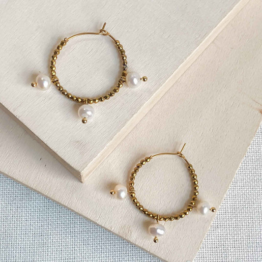 Boucles d’oreilles créoles dorées avec perles d’eau douce | AURÉA