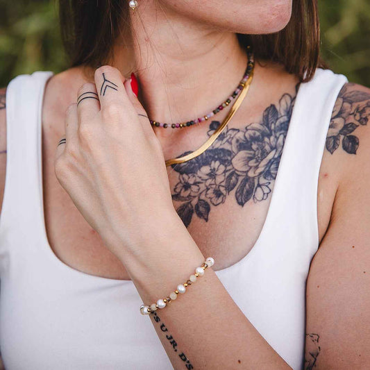THÉIA | Bracelet fin en pierres de jade jaune et perles d’eau douce