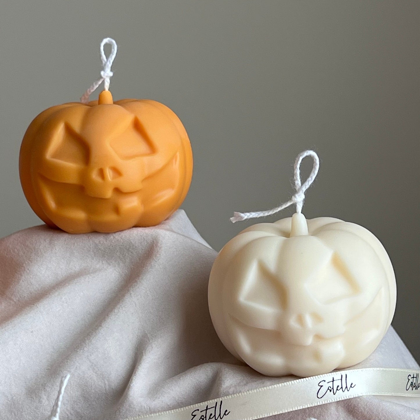 Von Hand gegossene Halloween-Kürbiskerze | Skulpturale Kerze aus Sojawachs