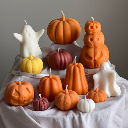Von Hand gegossene Halloween-Kürbiskerze | Skulpturale Kerze aus Sojawachs