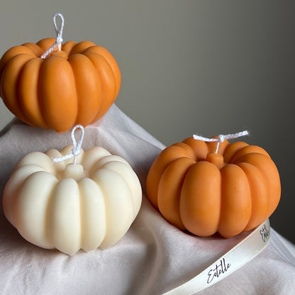 Handgemachte Herbst-Kürbis-Sojawachskerze: Gruselsaison-Dekoration