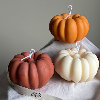 Handgemachte Herbst-Kürbis-Sojawachskerze: Gruselsaison-Dekoration