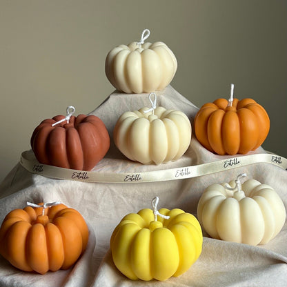 Handgemachte Herbst-Kürbis-Sojawachskerze: Gruselsaison-Dekoration
