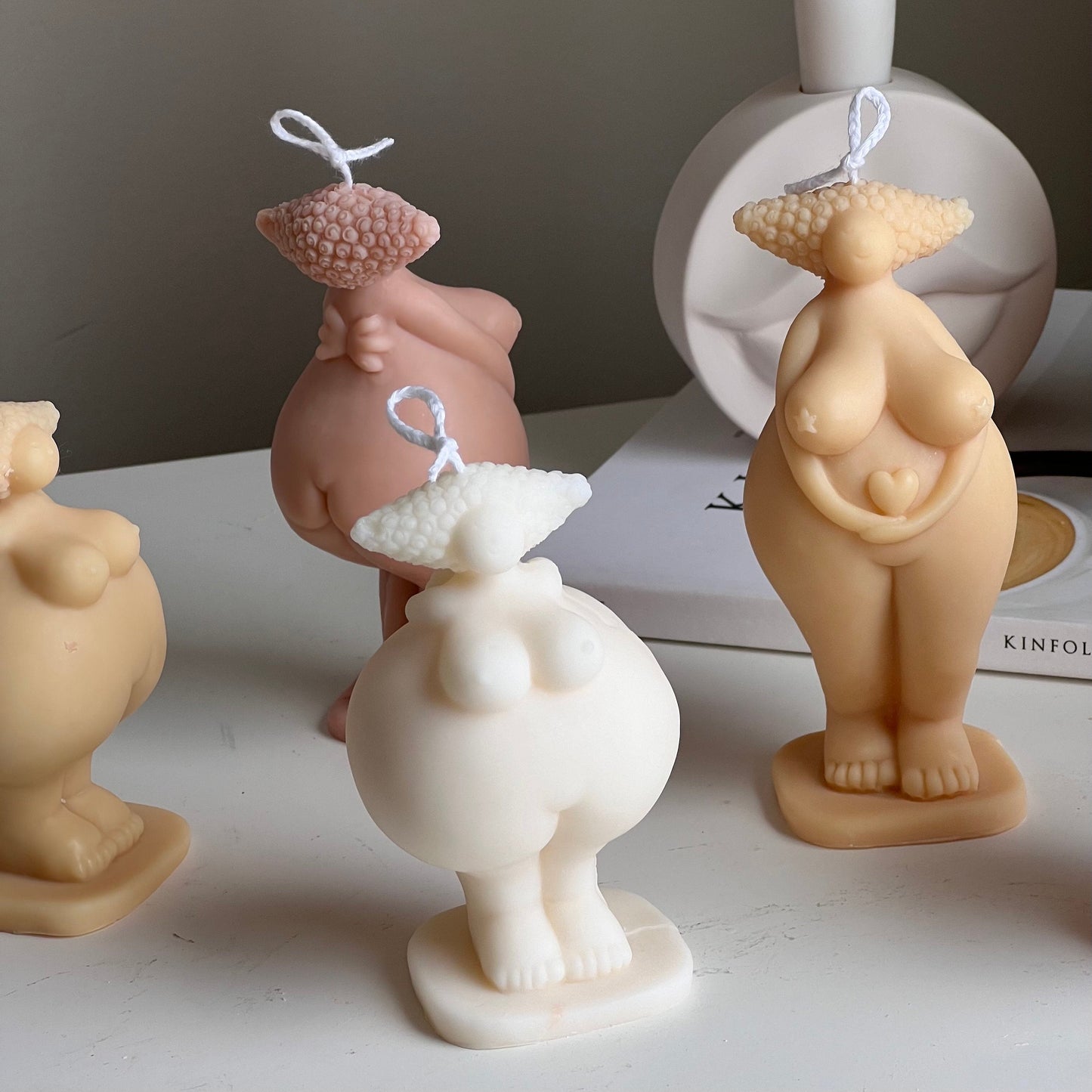 Curvy Body Sojakerze: Handgefertigte Frau Oberkörper Skulptur