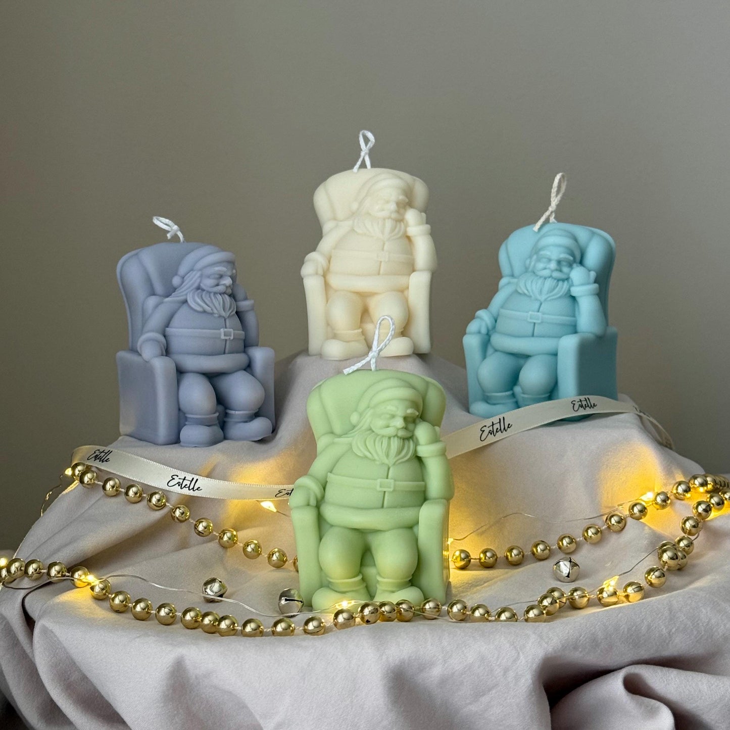 Handgegossene sitzende Weihnachtsmann-Kerze: Weihnachtliche Sojawachs-Deko