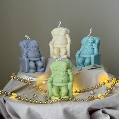 Handgegossene sitzende Weihnachtsmann-Kerze: Weihnachtliche Sojawachs-Deko