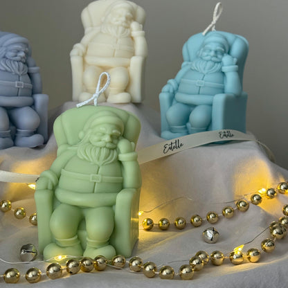 Handgegossene sitzende Weihnachtsmann-Kerze: Weihnachtliche Sojawachs-Deko