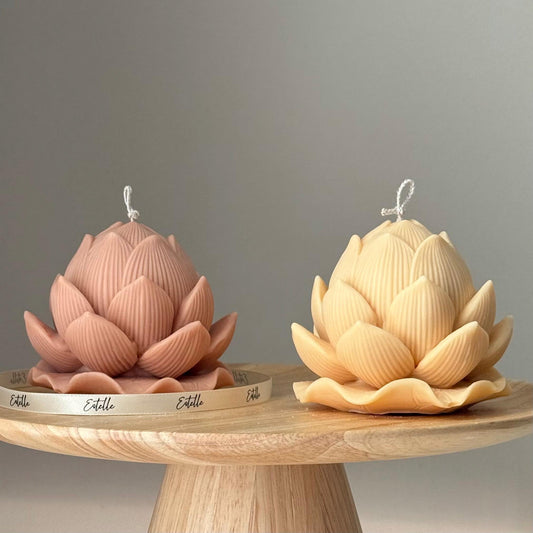 Handgemachte Soja-Lotuskerze: Skulpturales Wohnaccessoire als Geschenk