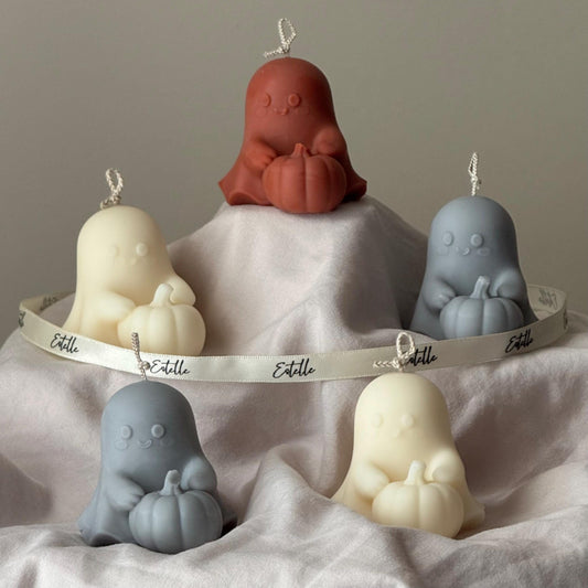 Halloween-Geist mit Kürbiskerze: Handgemachtes Sojawachs-Herbstgeschenk