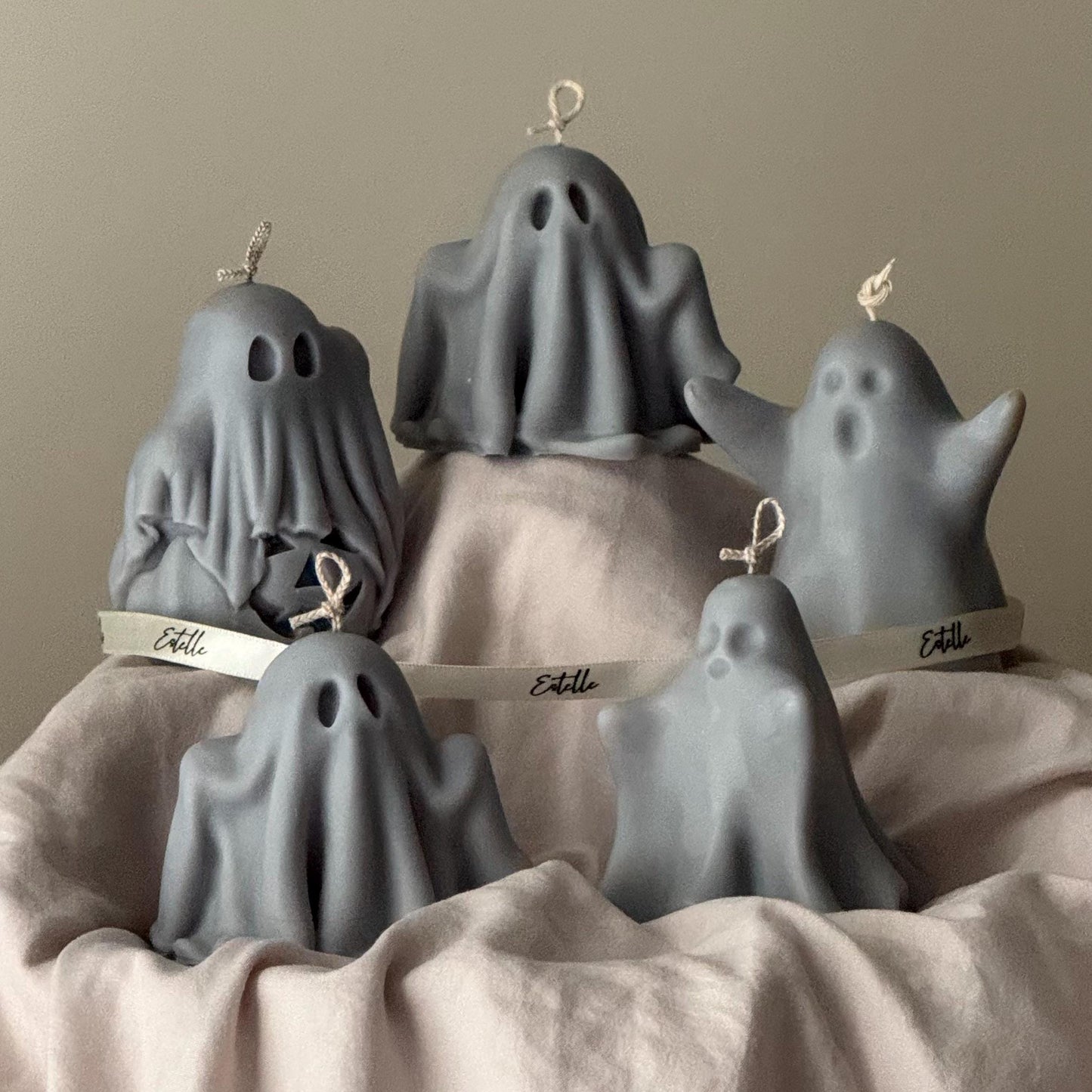 Handgefertigte Halloween-Geisterkerze aus Esche: Skulpturale Dekoration aus Sojawachs