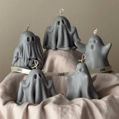Handgefertigte Halloween-Geisterkerze aus Esche: Skulpturale Dekoration aus Sojawachs