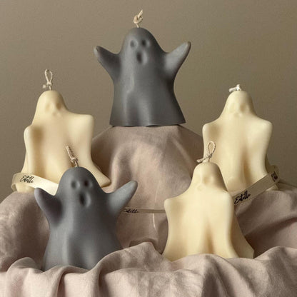 Handgefertigte Halloween-Geisterkerze aus Esche: Skulpturale Dekoration aus Sojawachs