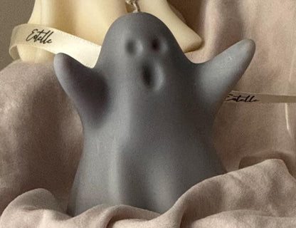 Handgefertigte Halloween-Geisterkerze aus Esche: Skulpturale Dekoration aus Sojawachs