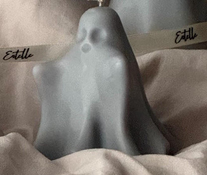 Handgefertigte Halloween-Geisterkerze aus Esche: Skulpturale Dekoration aus Sojawachs