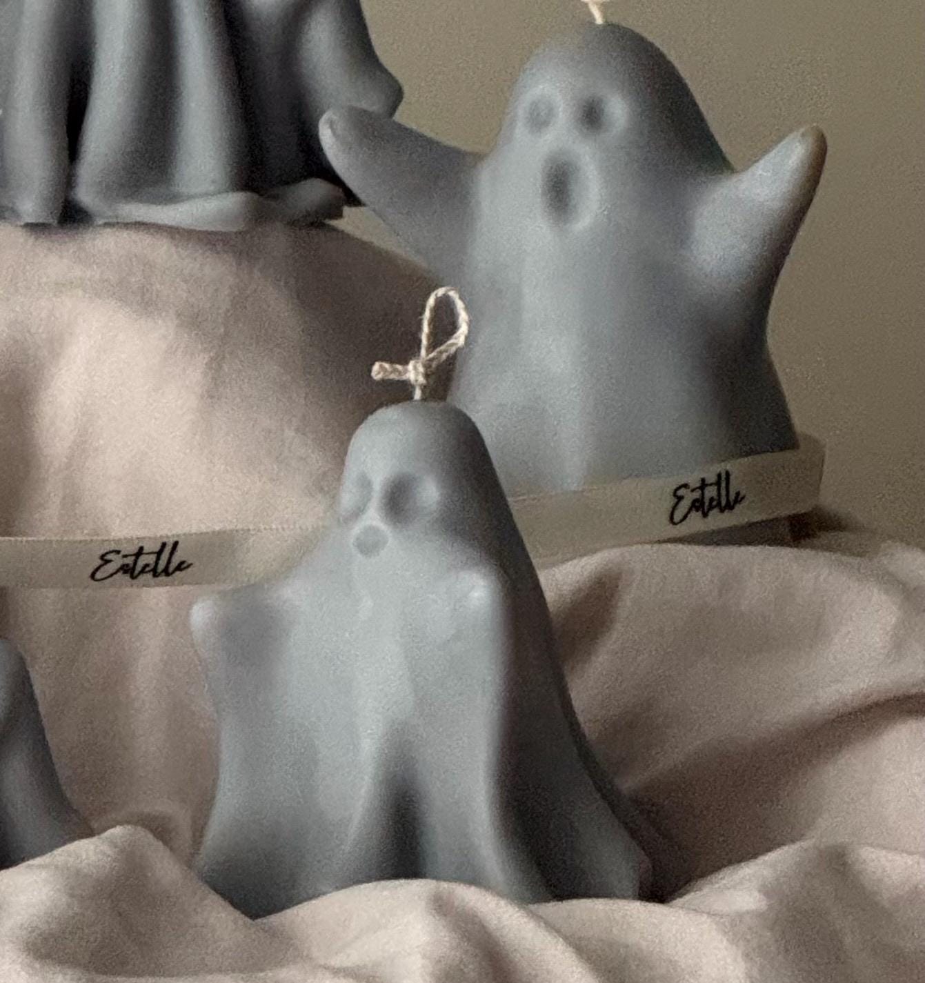 Handgefertigte Halloween-Geisterkerze aus Esche: Skulpturale Dekoration aus Sojawachs