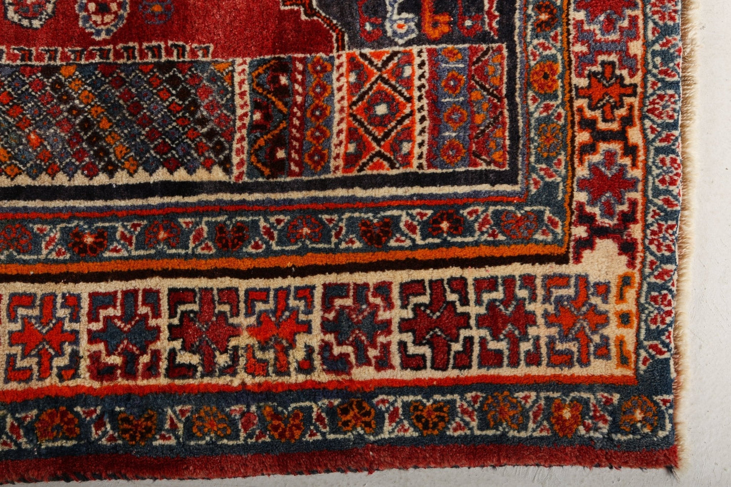 Persian Shiraz Rug | 5' 8" x 6' 10"