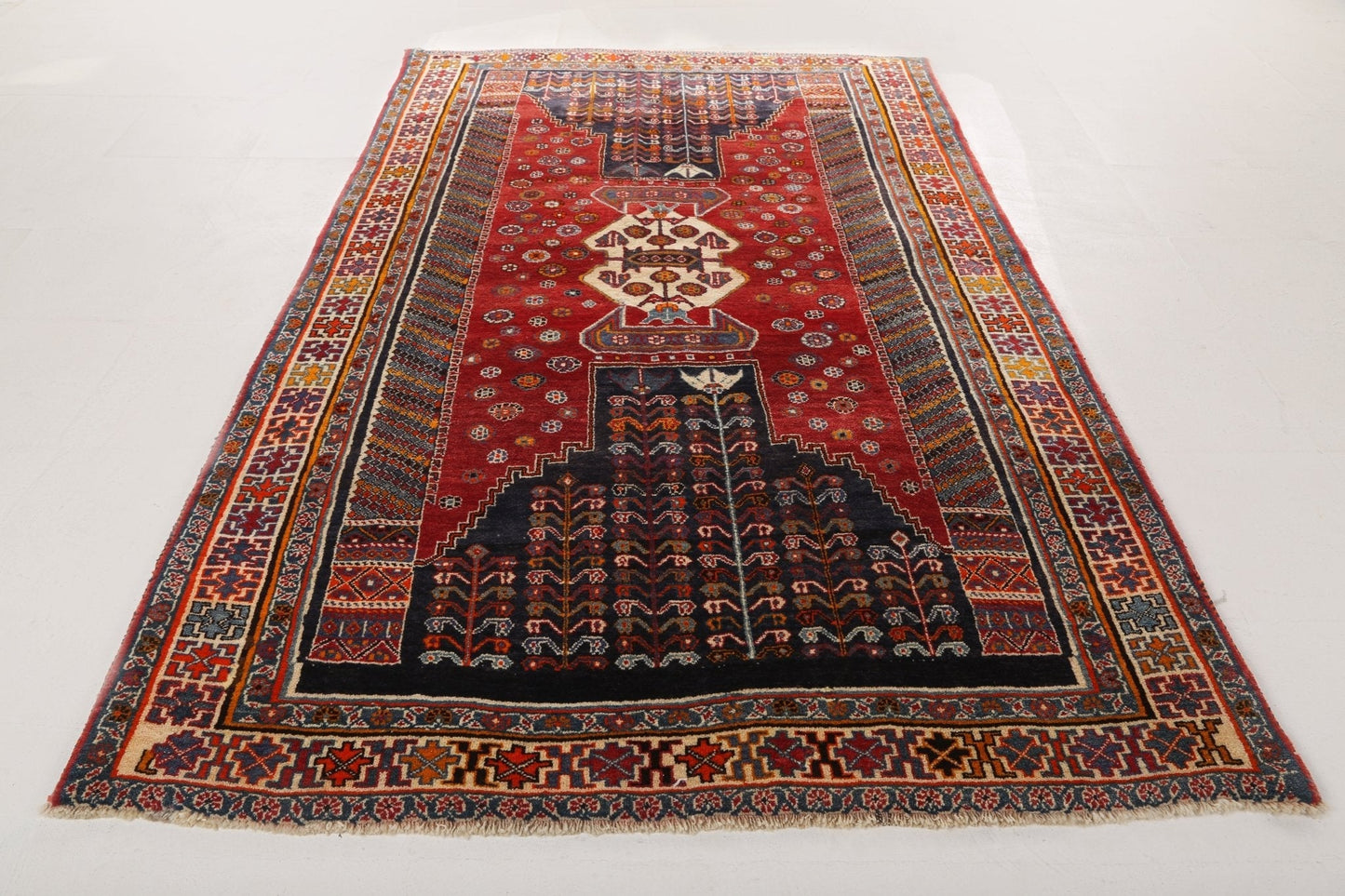 Persian Shiraz Rug | 5' 8" x 6' 10"